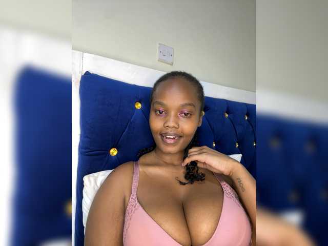 Curvy-maxy9 live cam on BongaCams