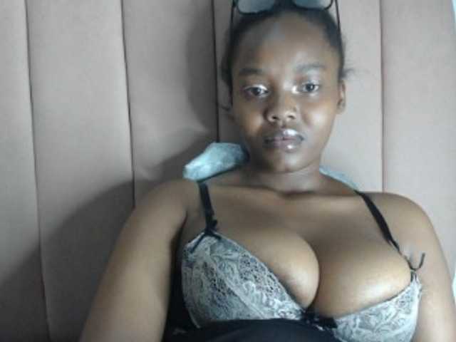 Curvy-maxy9 live cam on BongaCams