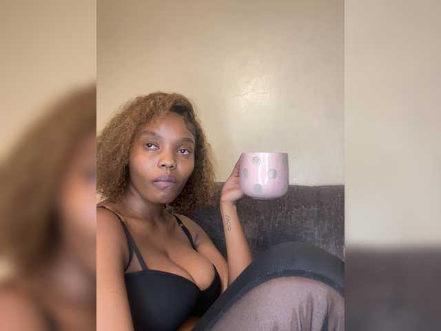 Curvy-maxy9 live cam on BongaCams
