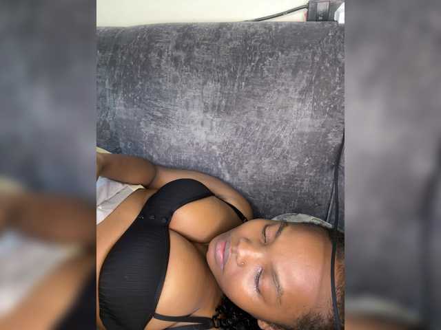 Curvy-maxy9 live cam on BongaCams