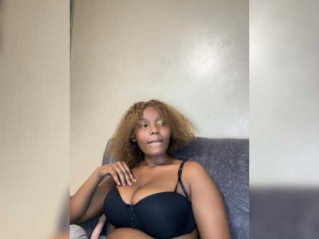 Curvy-maxy9 live cam on BongaCams