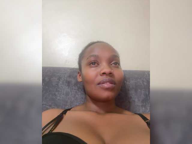 Curvy-maxy9 live cam on BongaCams
