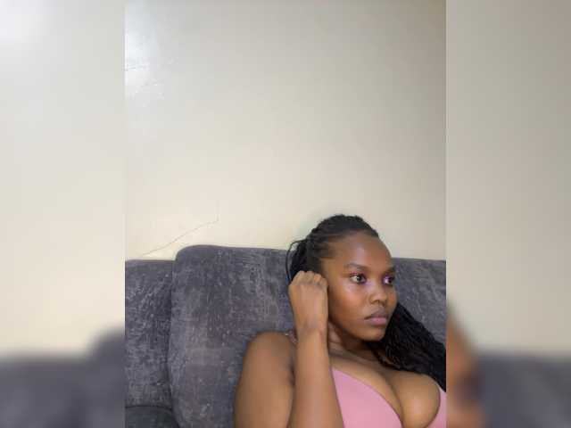 Curvy-maxy9 live cam on BongaCams