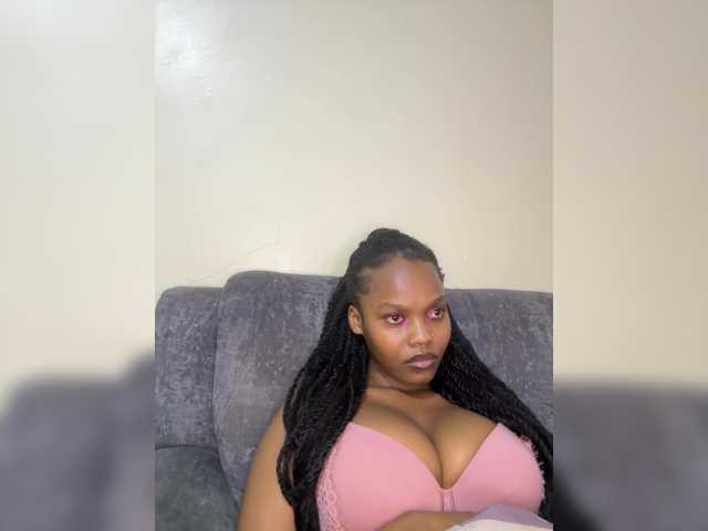 Curvy-maxy9 live cam on BongaCams