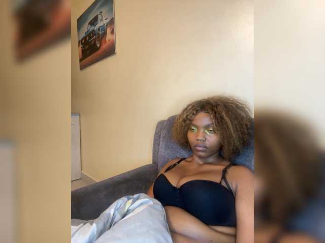 Curvy-maxy9 live cam on BongaCams