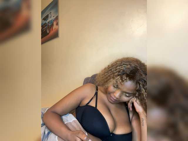 Curvy-maxy9 live cam on BongaCams