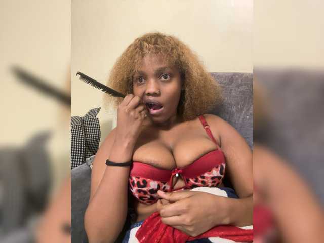 Curvy-maxy9 live cam on BongaCams