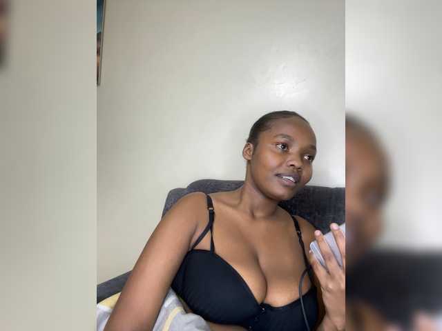 Curvy-maxy9 live cam on BongaCams