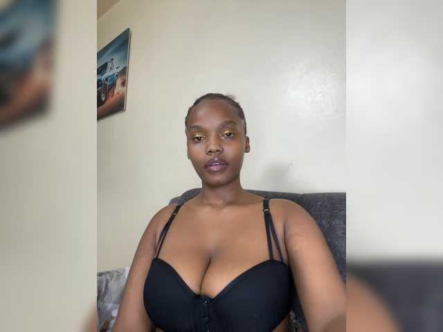 Curvy-maxy9 live cam on BongaCams