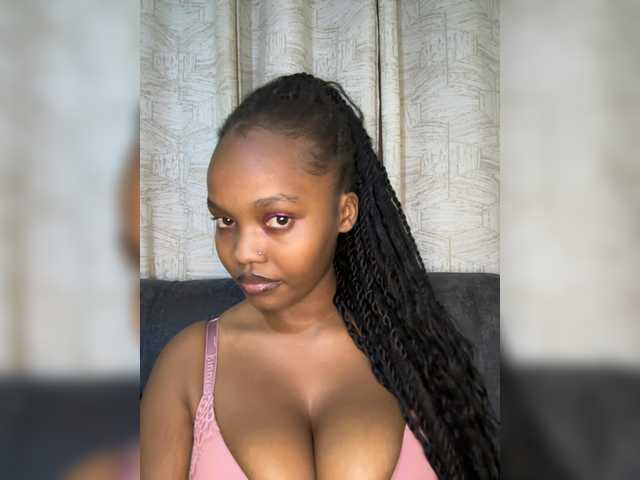Curvy-maxy9 live cam on BongaCams