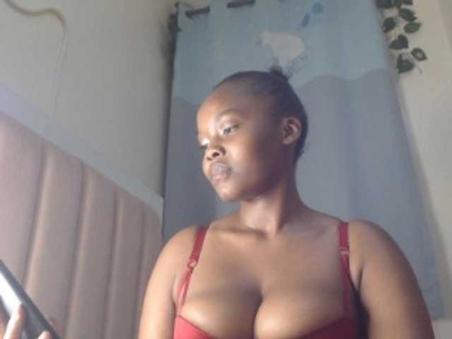 Curvy-maxy9 live cam on BongaCams