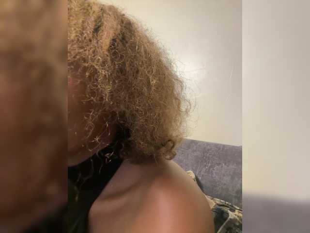 Curvy-maxy9 live cam on BongaCams