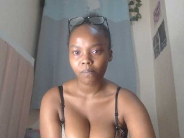 Curvy-maxy9 live cam on BongaCams