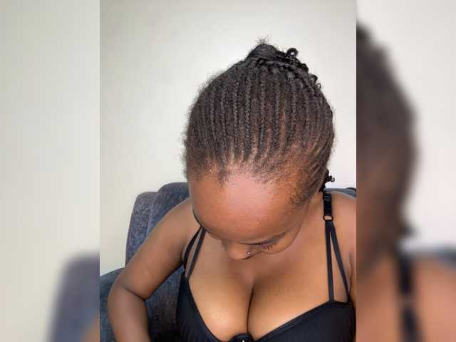 Curvy-maxy9 live cam on BongaCams