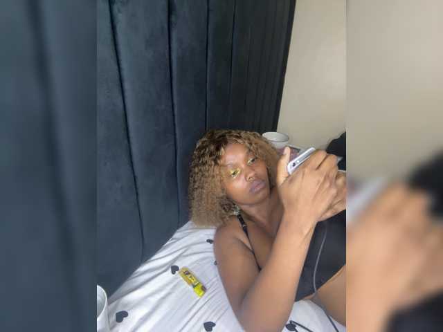 Curvy-maxy9 live cam on BongaCams