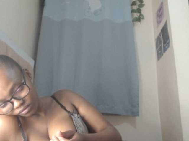 Curvy-maxy9 live cam on BongaCams