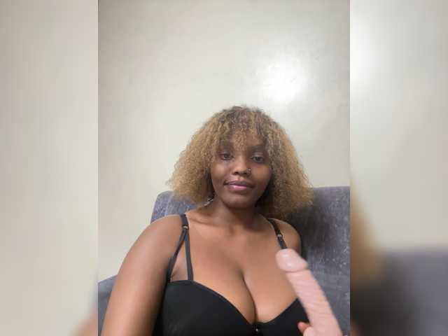 Curvy-maxy9 live cam on BongaCams