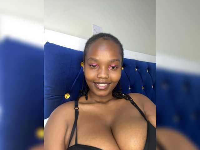 Curvy-maxy9 live cam on BongaCams
