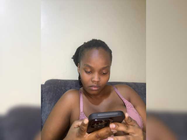 Curvy-maxy9 live cam on BongaCams