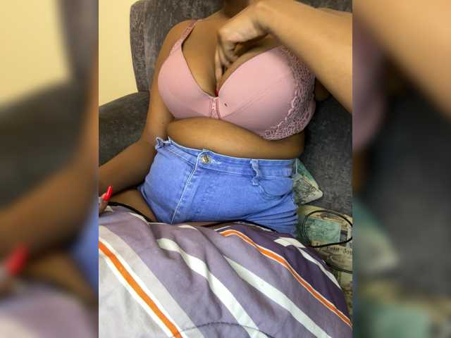 Curvy-maxy9 live cam on BongaCams