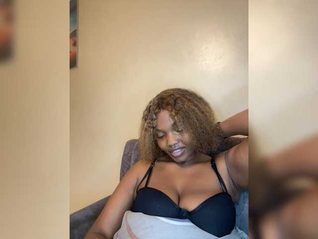 Curvy-maxy9 live cam on BongaCams