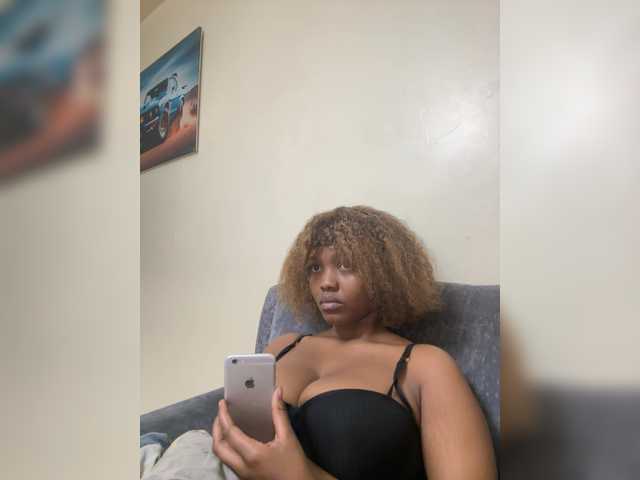 Curvy-maxy9 live cam on BongaCams