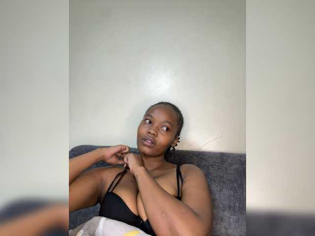 Curvy-maxy9 live cam on BongaCams