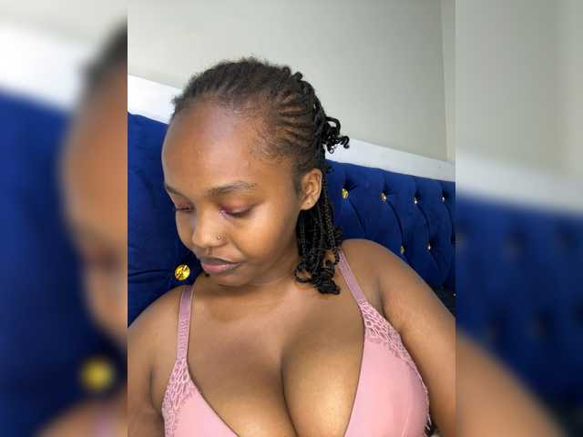 Curvy-maxy9 live cam on BongaCams