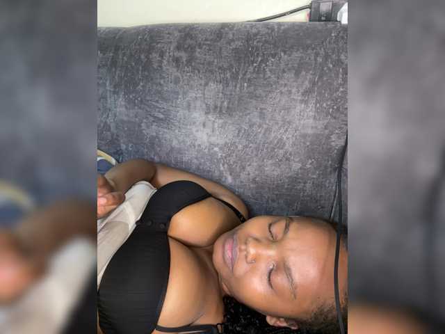 Curvy-maxy9 live cam on BongaCams