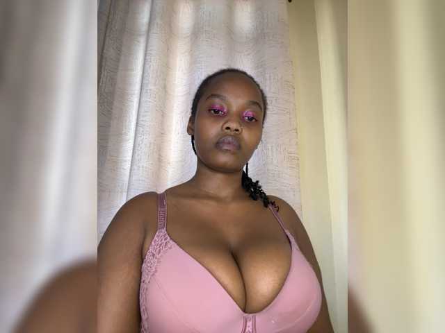 Curvy-maxy9 live cam on BongaCams