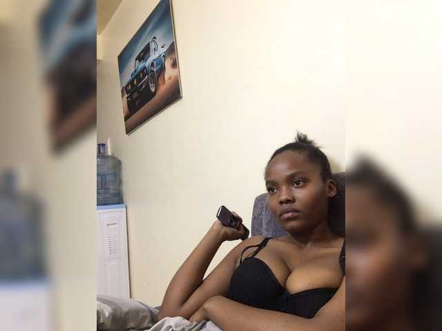 Curvy-maxy9 live cam on BongaCams