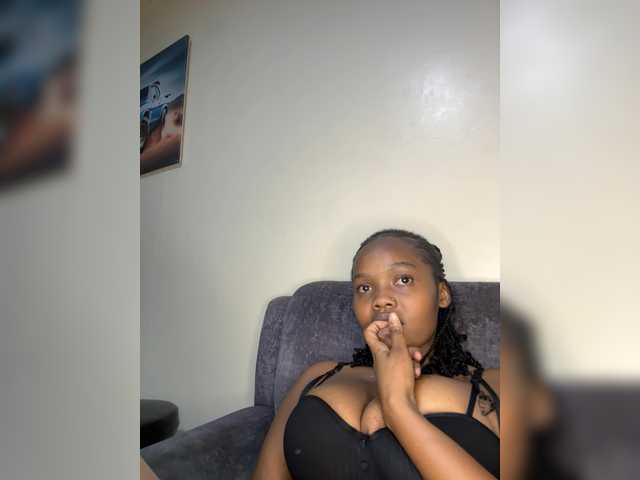Curvy-maxy9 live cam on BongaCams
