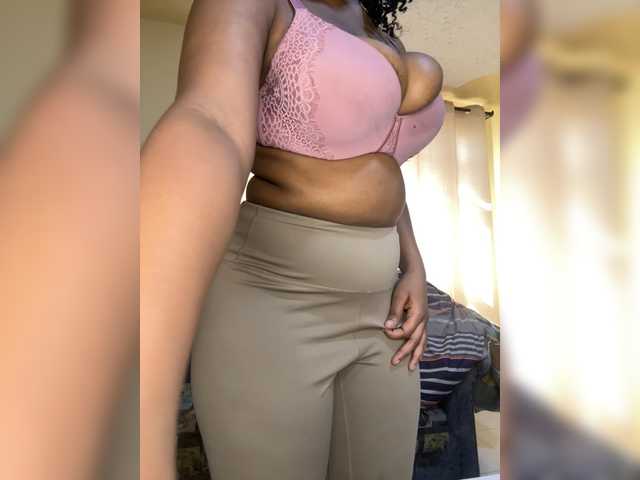 Curvy-maxy9 live cam on BongaCams