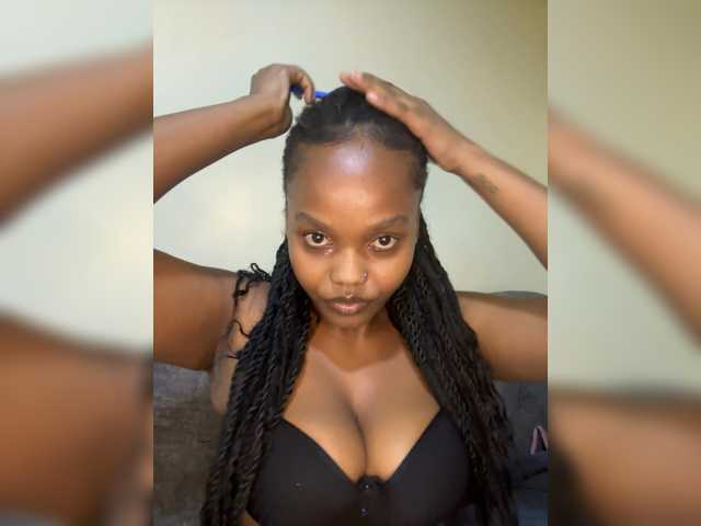 Curvy-maxy9 live cam on BongaCams