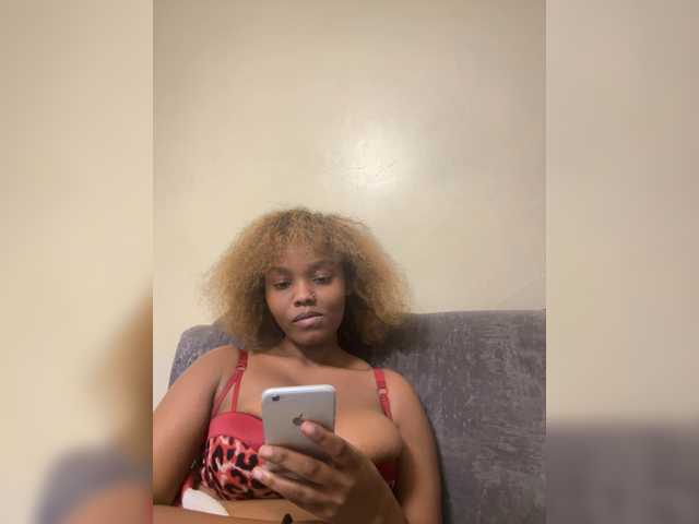 Curvy-maxy9 live cam on BongaCams