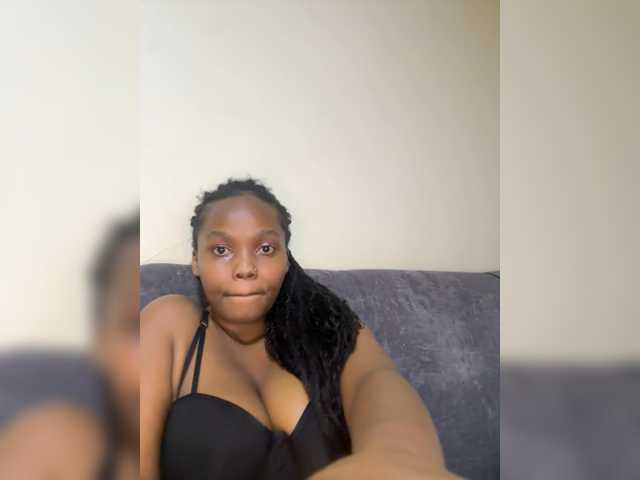 Curvy-maxy9 live cam on BongaCams