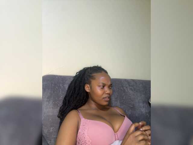 Curvy-maxy9 live cam on BongaCams