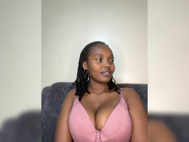 Curvy-maxy9 live cam on BongaCams