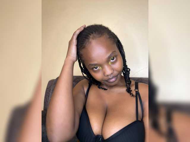Curvy-maxy9 live cam on BongaCams