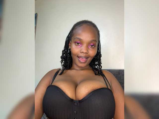 Curvy-maxy9 live cam on BongaCams