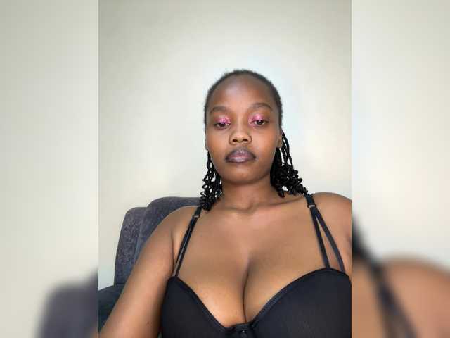 Curvy-maxy9 live cam on BongaCams