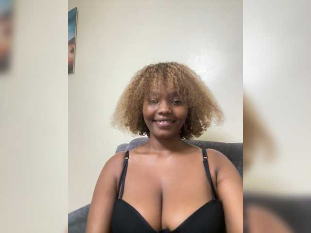 Curvy-maxy9 live cam on BongaCams