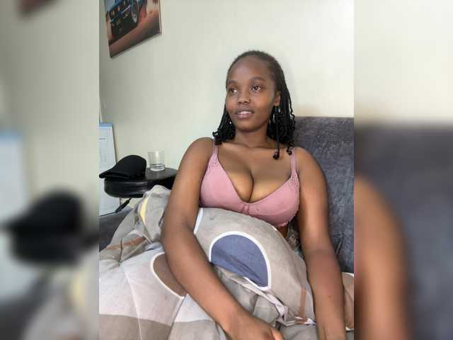 Curvy-maxy9 live cam on BongaCams
