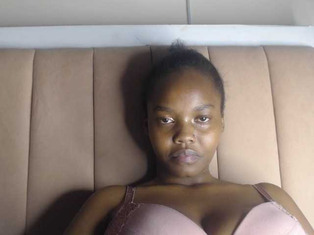 Curvy-maxy9 live cam on BongaCams