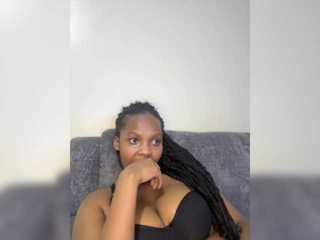 Curvy-maxy9 live cam on BongaCams