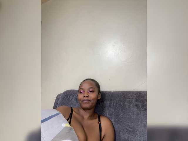 Curvy-maxy9 live cam on BongaCams