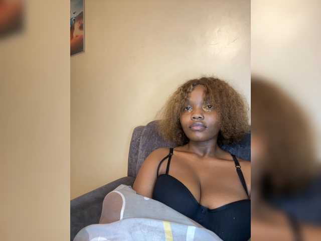 Curvy-maxy9 live cam on BongaCams