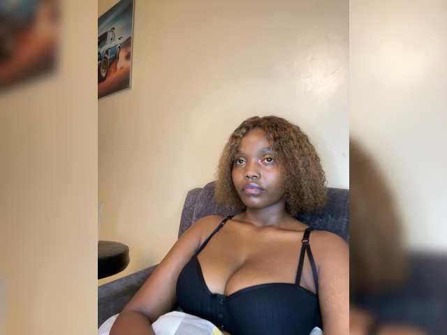 Curvy-maxy9 live cam on BongaCams