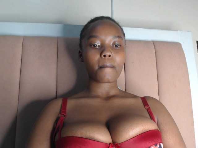 Curvy-maxy9 live cam on BongaCams