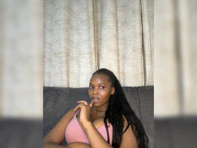 Curvy-maxy9 live cam on BongaCams